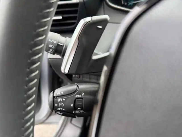 Peugeot 208 hybrid 100 e-dcs6 style — photo 17