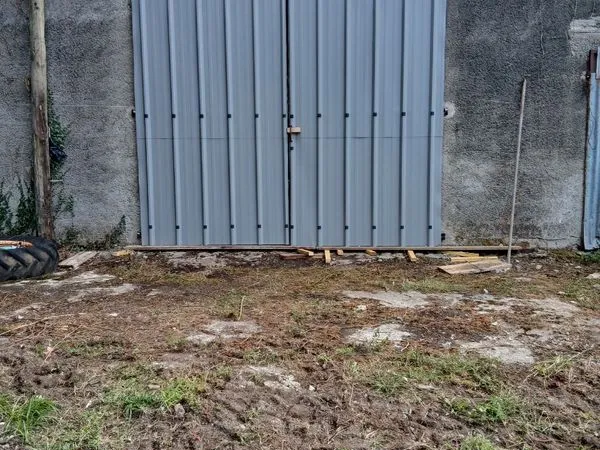 Box fermée dans un hangar agricolen