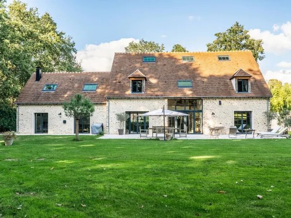 Belle propriété avec un parc de 2,5 hect en lisière de forêt