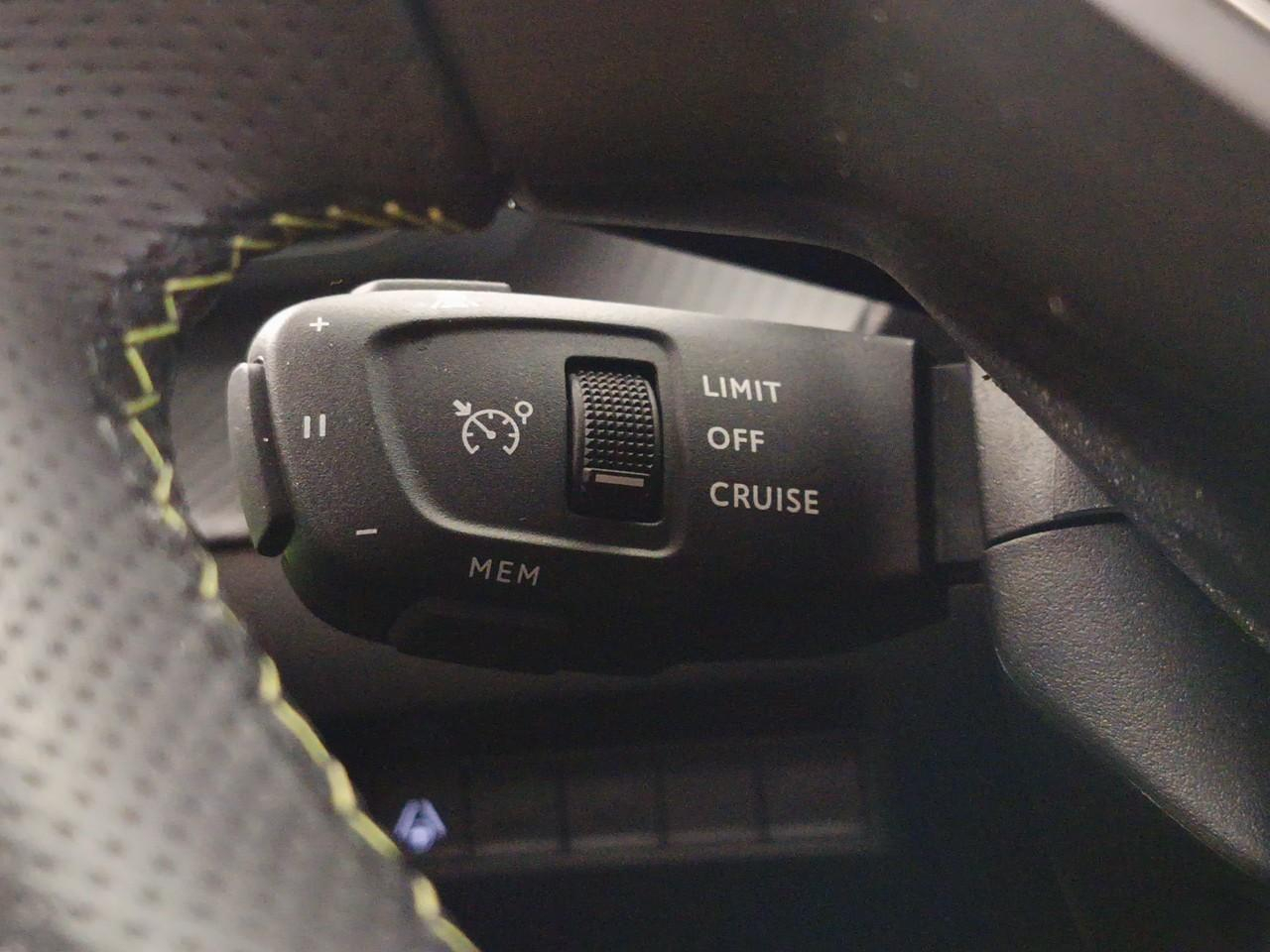 Peugeot 2008 hybrid 136 e-dcs6 gt — photo 26