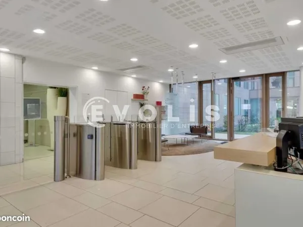 Bureaux 1 907 m²