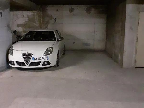Parking avenue Julien grec