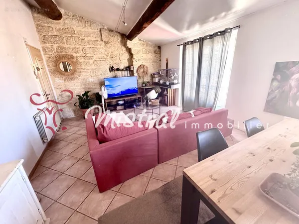 Aigues mortes appartement intra-muros 2 chambres avec terrasse et balcon