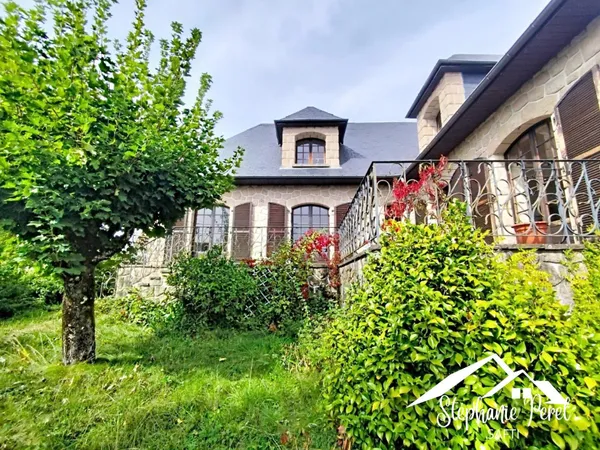 Maison en pierre de taille de 150 m² avec grand garage