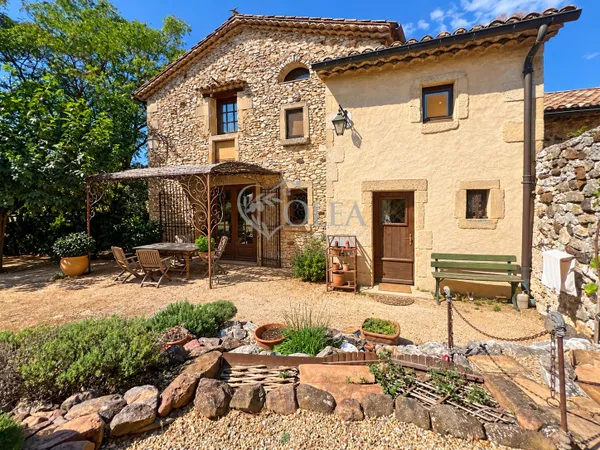 MAISON EN PIERRE RÉNOVÉE, JARDIN, TERRASSES ET DÉPENDANCE
