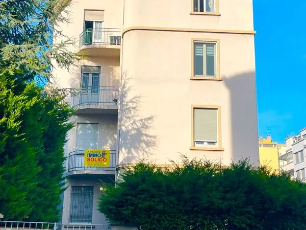 Mulhouse proche centre et tribunal, F4 de caractère 87 m2, très lumineux