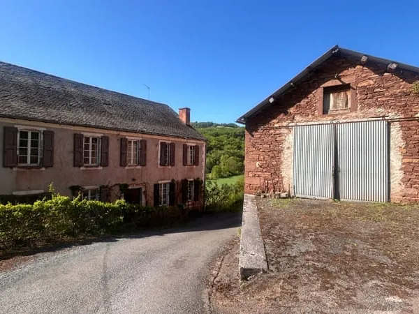 Hameau Privé en Sud-Aveyron : Un havre de paix sécurisé au coeur d'une campagne préservée - LE TRUEL