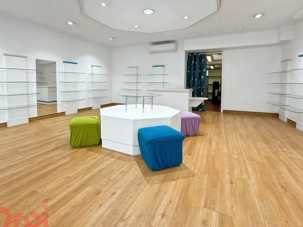 Local commercial 261 m²