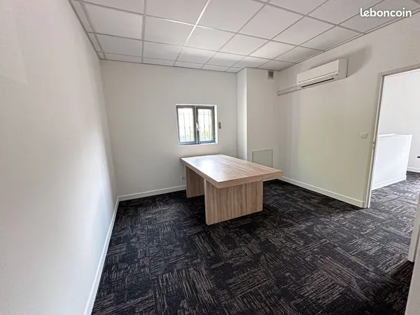 Location d'un ensemble Box / Cellules / Cabinet — 37 m² (3 pièces) — Aix-en-Provence