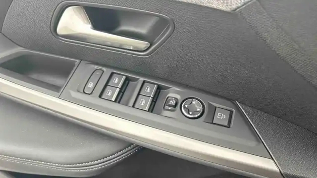 Peugeot 3008 hybrid 145 e-dcs6 — photo 14
