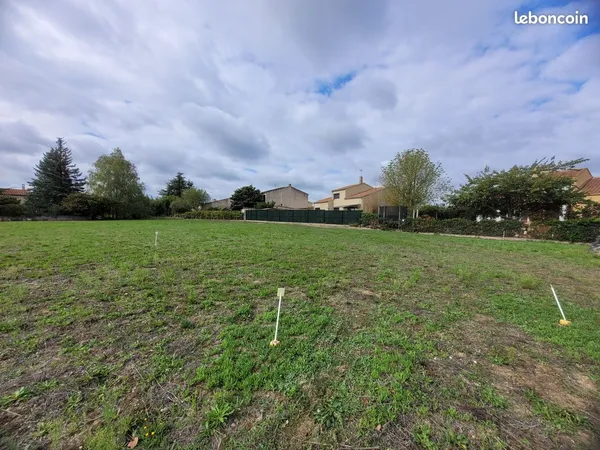 Terrain à bâtir 885 m² viabilisé - Plein centre Alzonne (au calme)