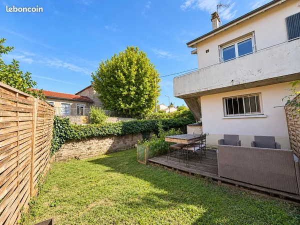 Maison mitoyenne 75m2 deux chambres * climatisation * garage