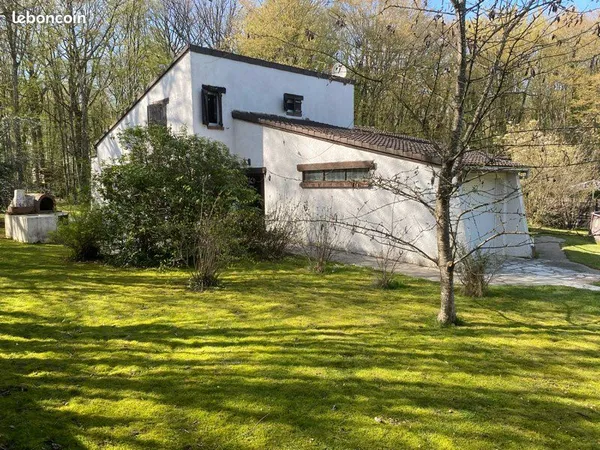 Maison atypique au calme, proche de la ville et des commodités , idéale pour y vivre ou y passer les