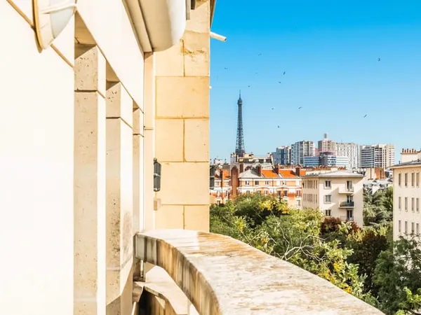 Paris 16e - Immeuble 2001, 55 m², balcon.