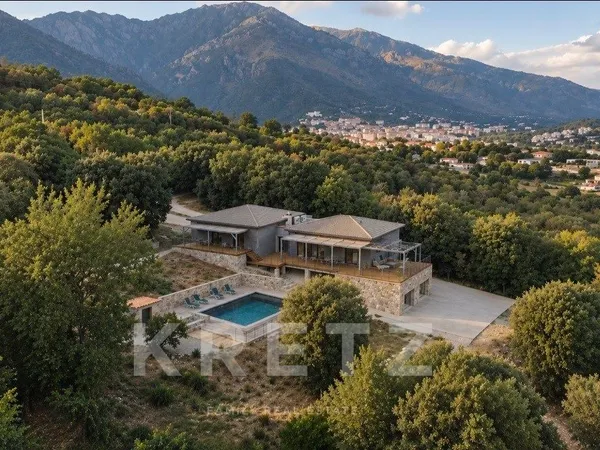 Villa contemporaine en bois et pierre, au coeur des montagnes corses