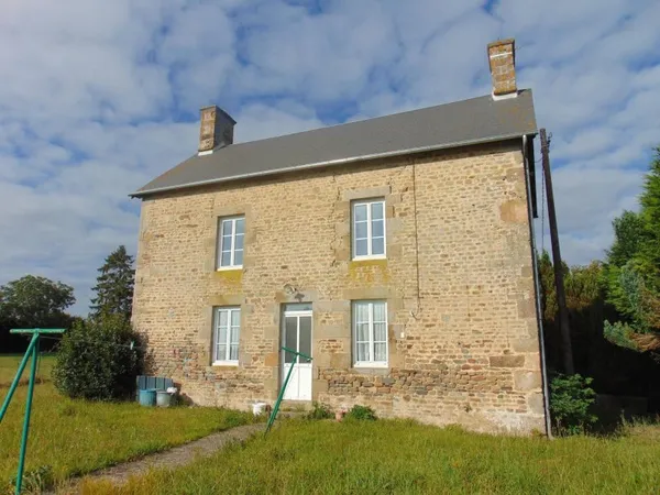Corps de ferme en pierre, 103 m², 2 dépendances, terrain 19000m², Bellou en Houlme