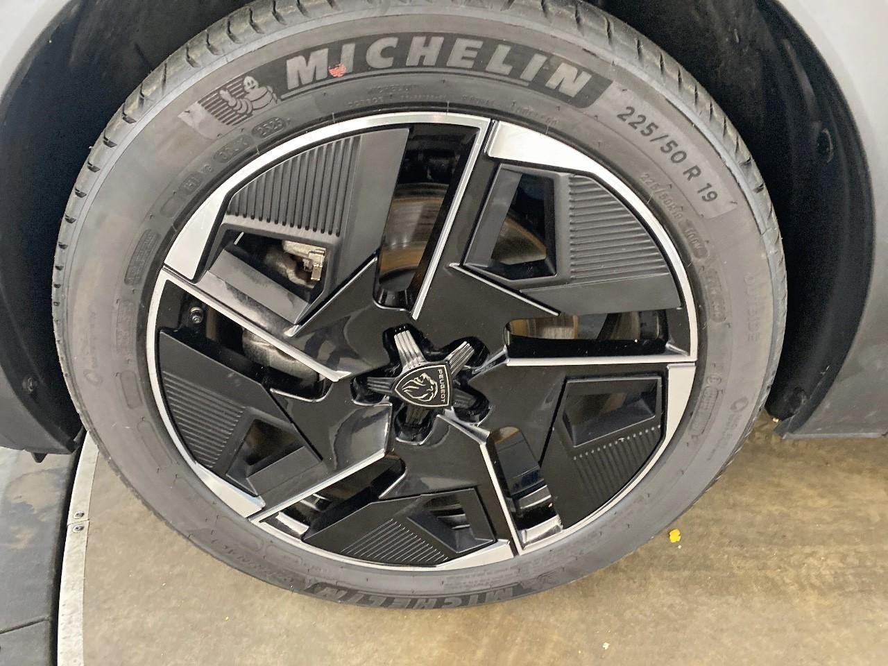 Peugeot 408 electrique 58 kwh 210 ch gt — photo 11