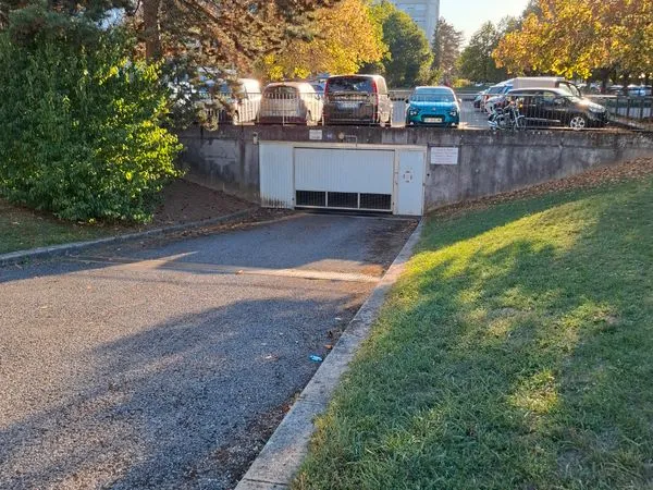 Box fermé 15 m² sous-sol sécurisé - Annecy Novel