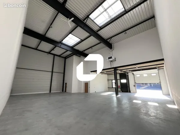 Local d'activité 8 943 m²