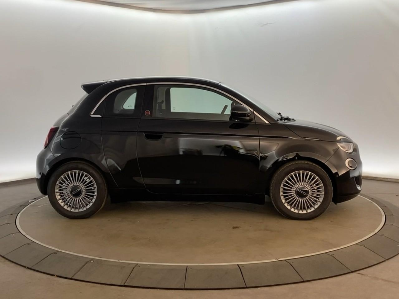 Fiat 500 3+1 e 118 ch red — photo 4