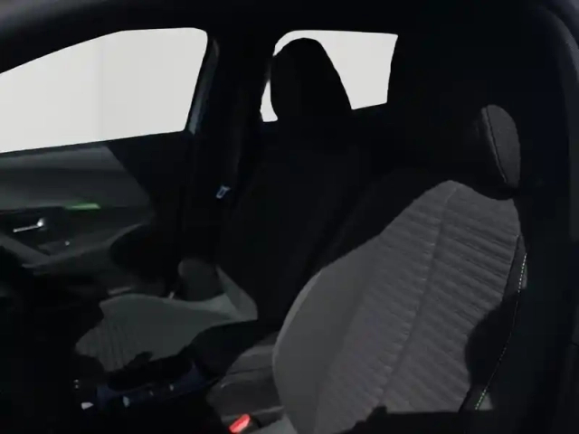 Peugeot 2008 e- 136ch active — photo 11