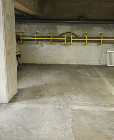 Grande place parking sécurisée - Paris 17e - Rue René Blum -voiture/4x4/moto
