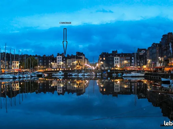 Joli Meublé sur le vieux bassin HONFLEUR