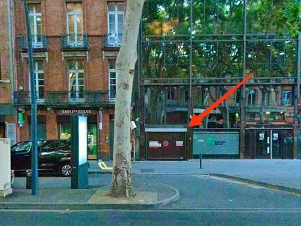 Parking souterrain situé dans une résidence privée