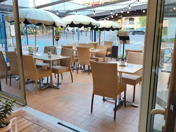 Bar restaurant licence 4