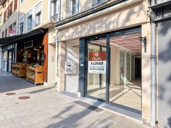 Local commercial à louer - Emplacement de choix au centre-vil