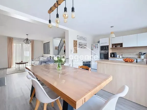 Maison familiale 6 chambres avec garage et terrain clos de 998 m²