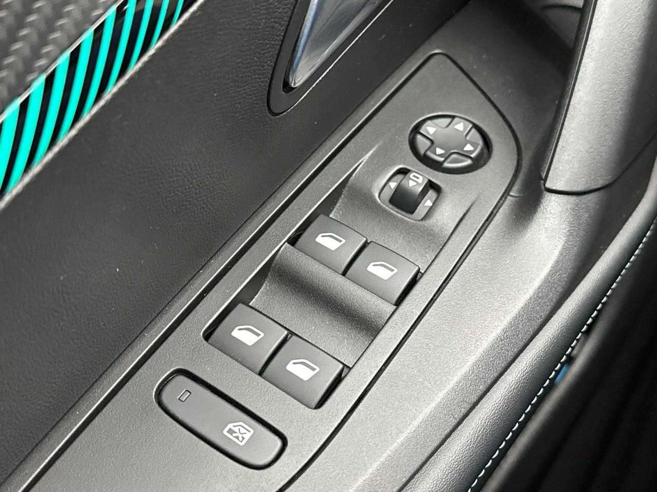 Peugeot 2008 puretech 130 s&s eat8 allure pack — photo 17