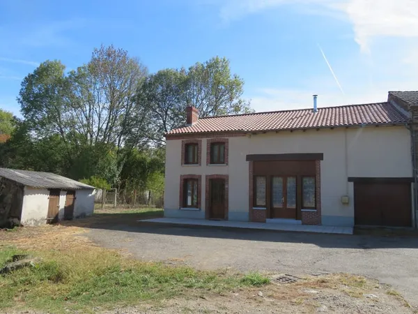 Maison de village avec garage, grange et jardin