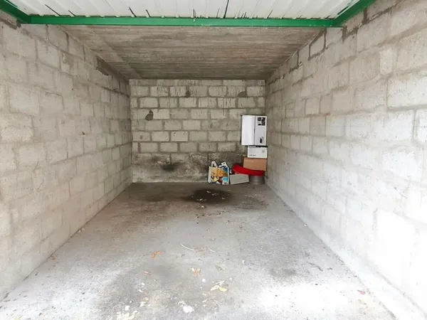 Parking/box 1 pièce 13 m²