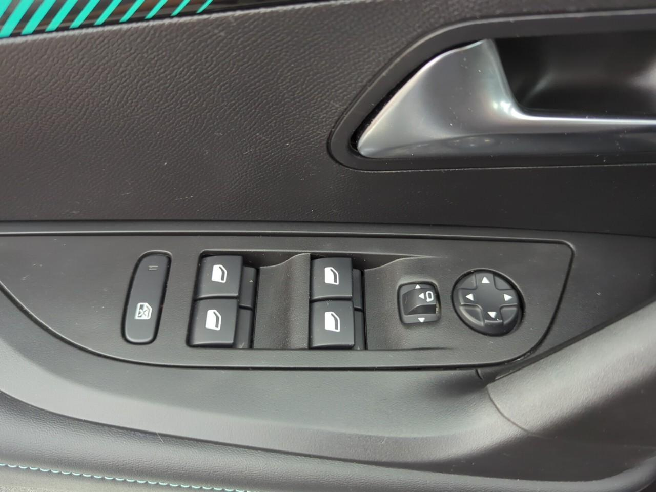 Peugeot 2008 puretech 130 s&s eat8 allure pack — photo 28