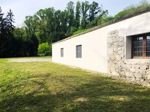 Entrepôt de 220 m2 avec terrain attenant d'environ 3 500 m2 clos
