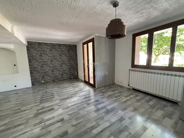 Marseille 13 éme-T5-appartement avec balcon- Les Prairies.