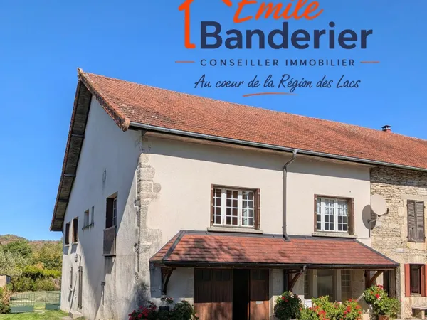 Maison de village de 134 m² avec garages et terrain en Pays des Lacs