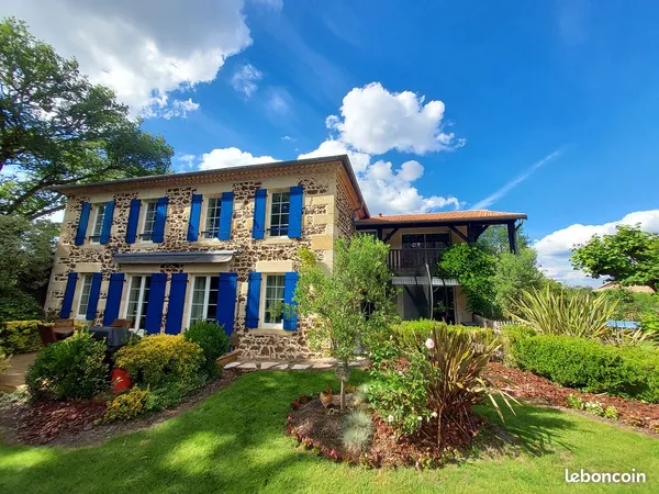 Magnifique maison de maître en pierre rénovée avec 3 chambres d'hôtes, 2 gîtes et une piscine sur un