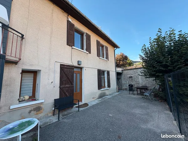 T4 duplex 103 m² avec cour, jardin et garage - Vif