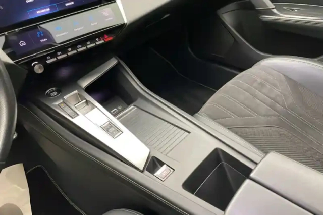 Peugeot 308 phev 180 e-eat8 — photo 10