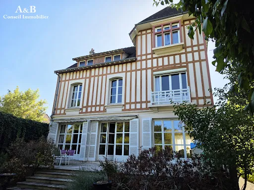 Maison 10 pièces 270 m²