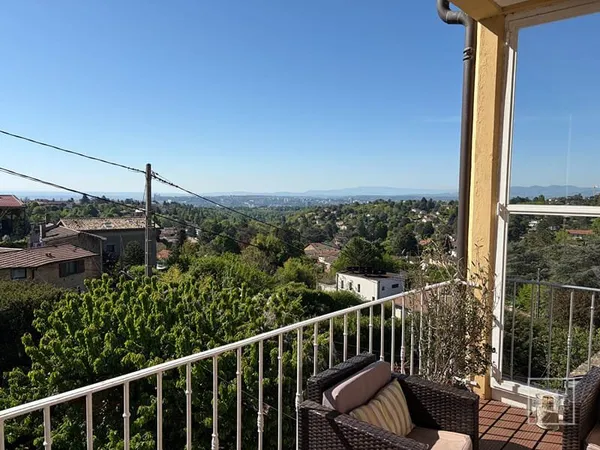Saint Cyr au Mont d'Or, dans bâtisse ancienne, duplex de 137m², terrasse, jardin, garage