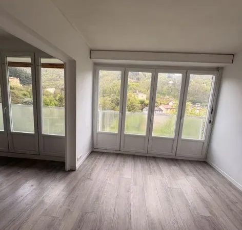 Appartement rénové 44 m² avec balcon et cave - Thiers
