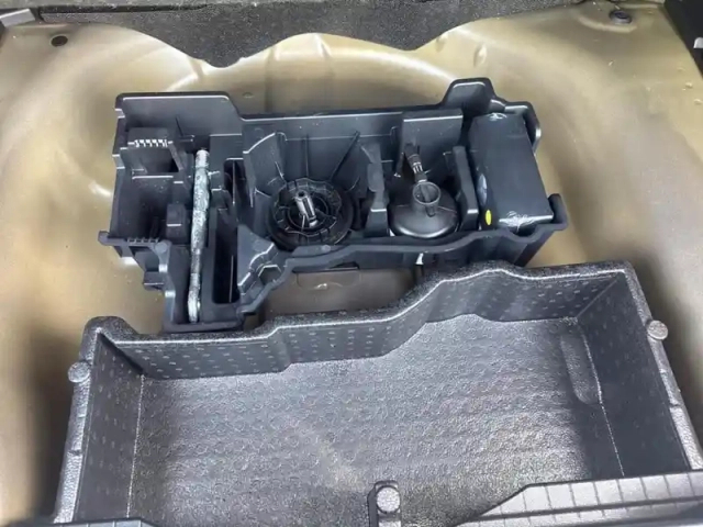 Peugeot 2008 puretech 100 s&amp;s bvm6 allure pack — photo 27