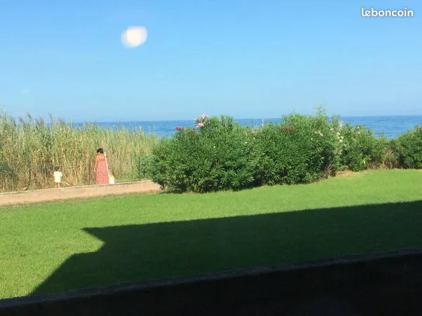 Studio vue mer au calme 100 m de la mer avec piscine privée
