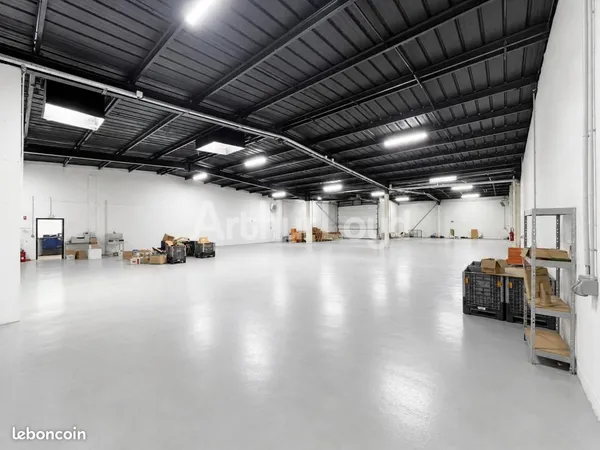 Local industriel 738 m²