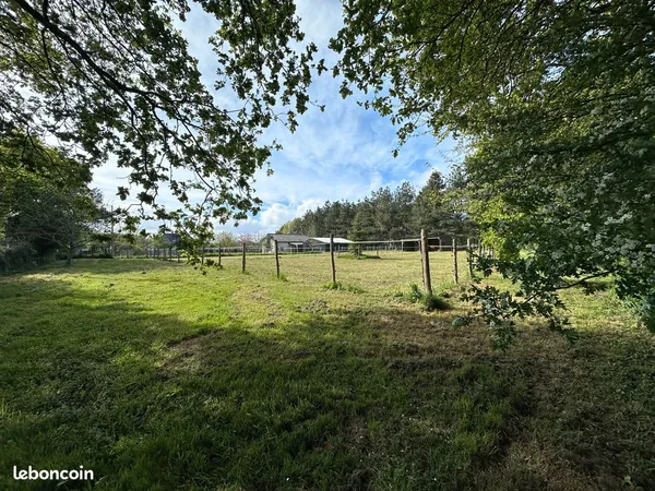 Terrain constructible viabilisé de 1200m2 avec bâtiments