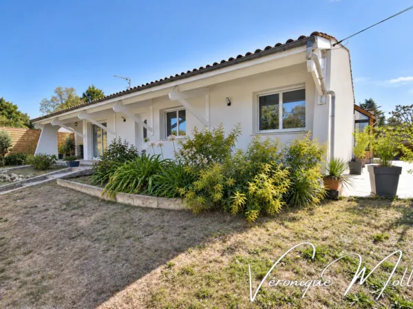 MAISON FAMILIALE AVEC TRÈS GRANDE PISCINE - Secteur Sud, dans un environnement résidentiel calme et 