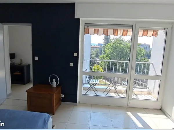 Superbe F2 avec balcon, 10 min cathédrale, proximité axes autoroutiers
